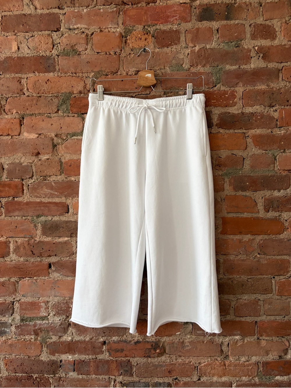 Cropped capri sweatpants long shorts in white